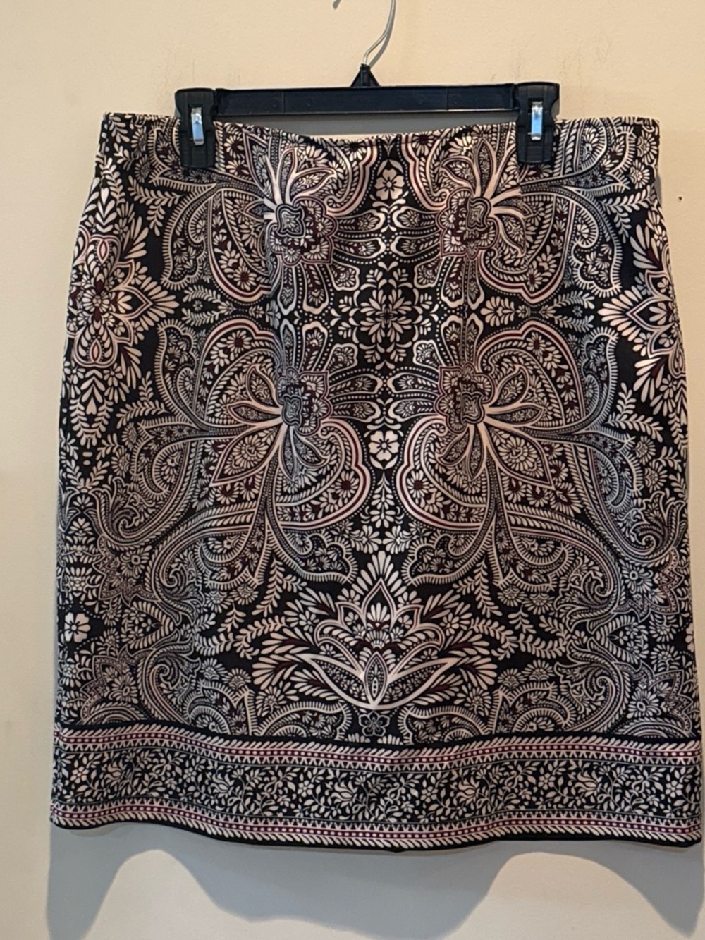 Valerie Stevens Black and Cream Paisley-Print Pencil Skirt